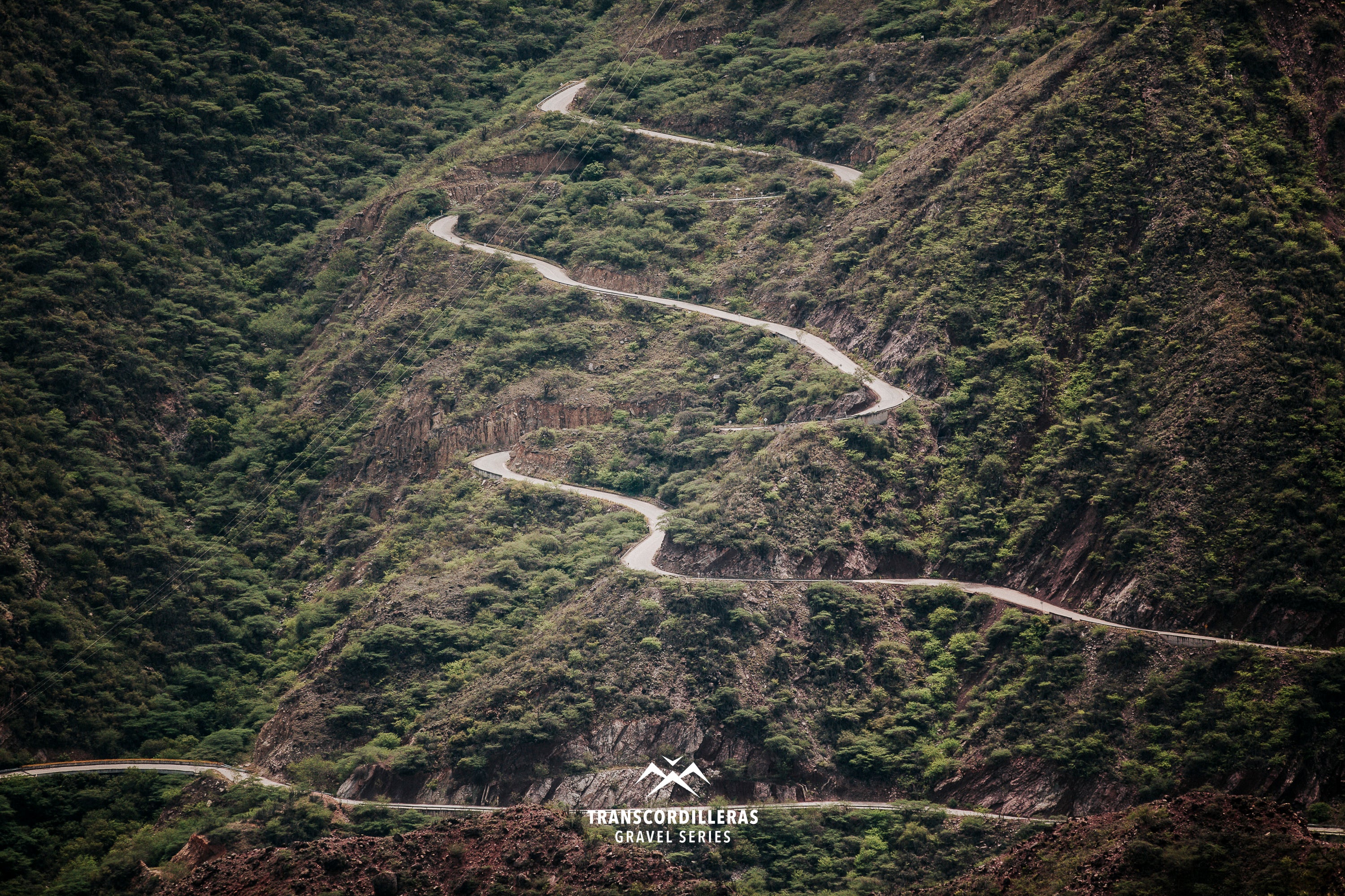 Carretera serpenteante en el cañón del río Sogamoso