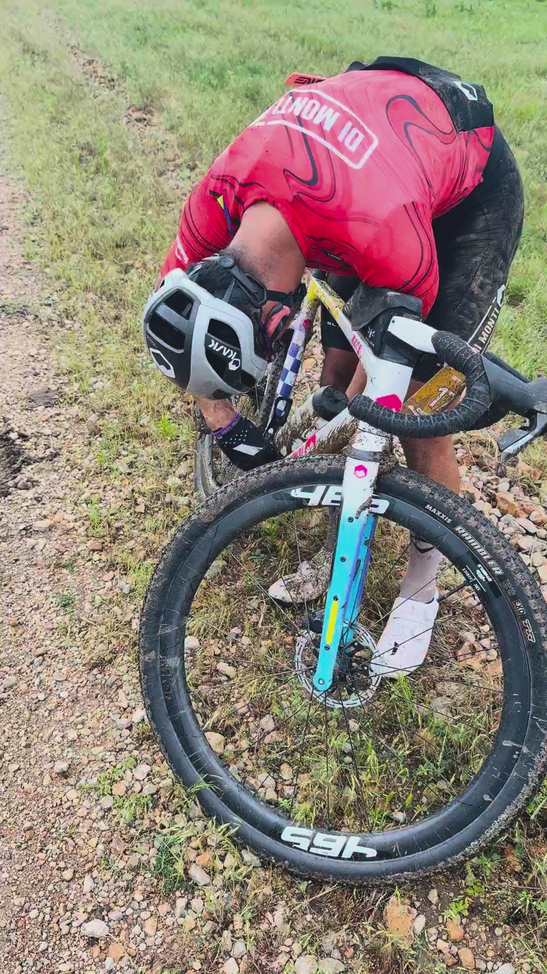 Ciclista de Di Monti limpiando el barro de la transmisión en plena carrera de Unbound 2026