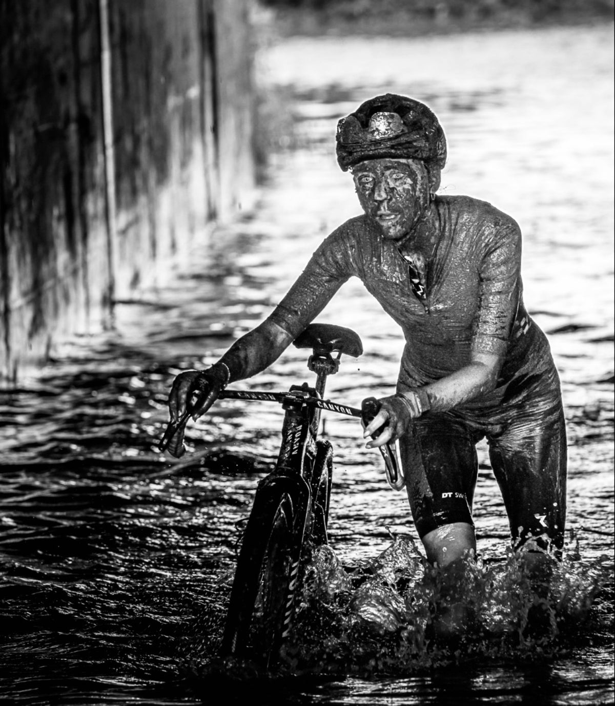 Ciclista caminando con su bicicleta por un cruce de agua en Unbound Gravel 2026