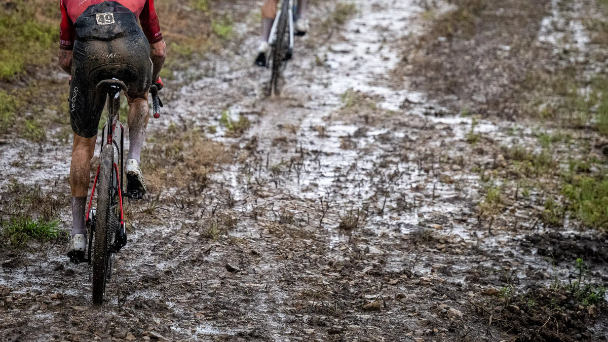 Ciclista rodando por un camino de barro peanut butter en Unbound Gravel 2026