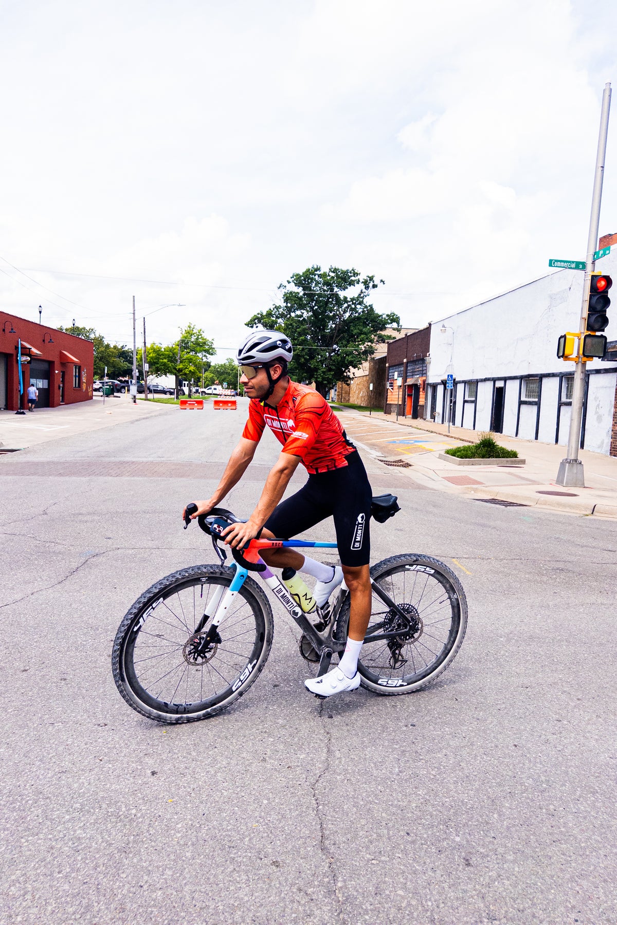 Ciclista con bicicleta de gravel Di Monti Roca RS en Commercial Street, Emporia