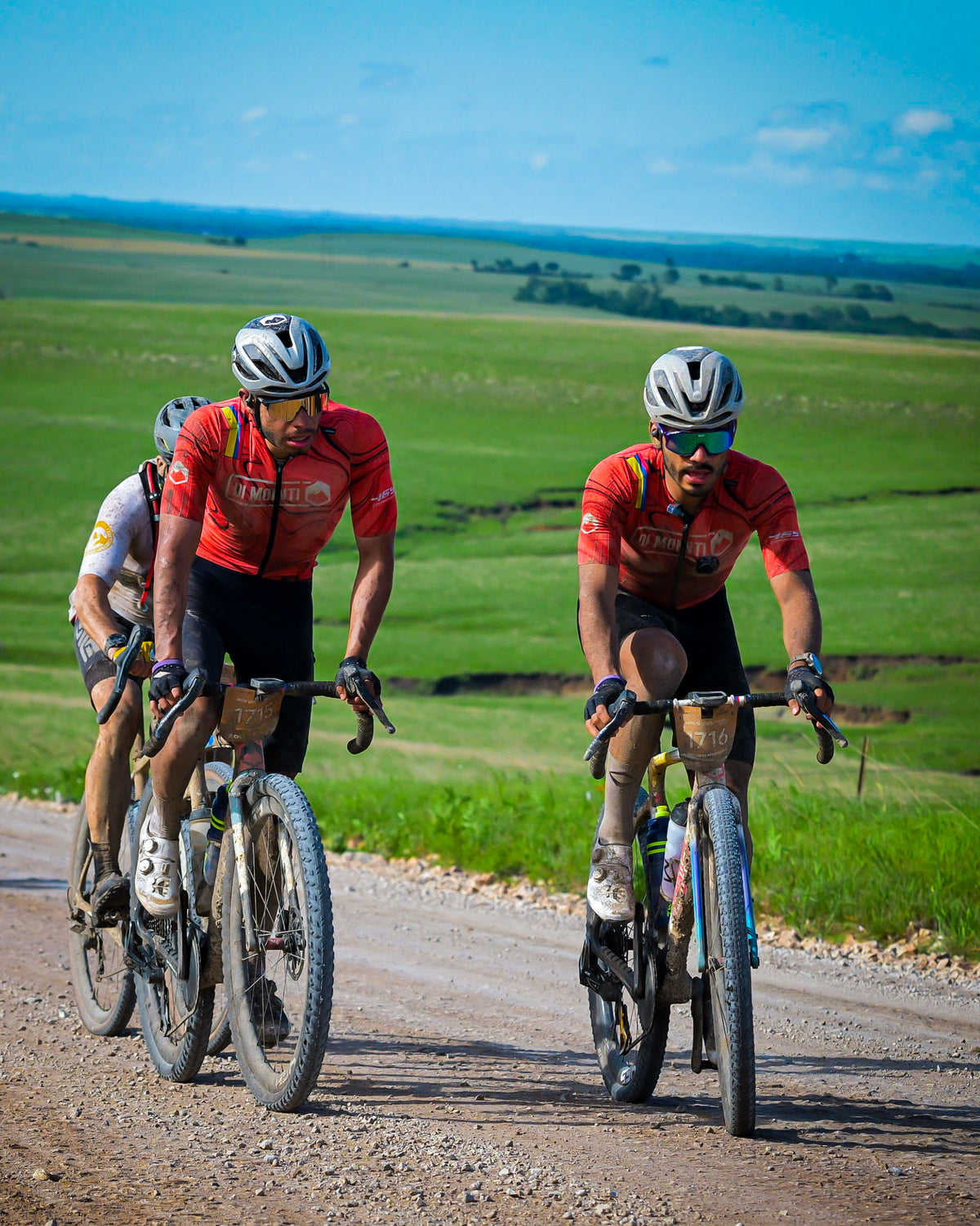 Dos ciclistas del equipo Di Monti con dorsales 1715 y 1716 en Unbound 2026