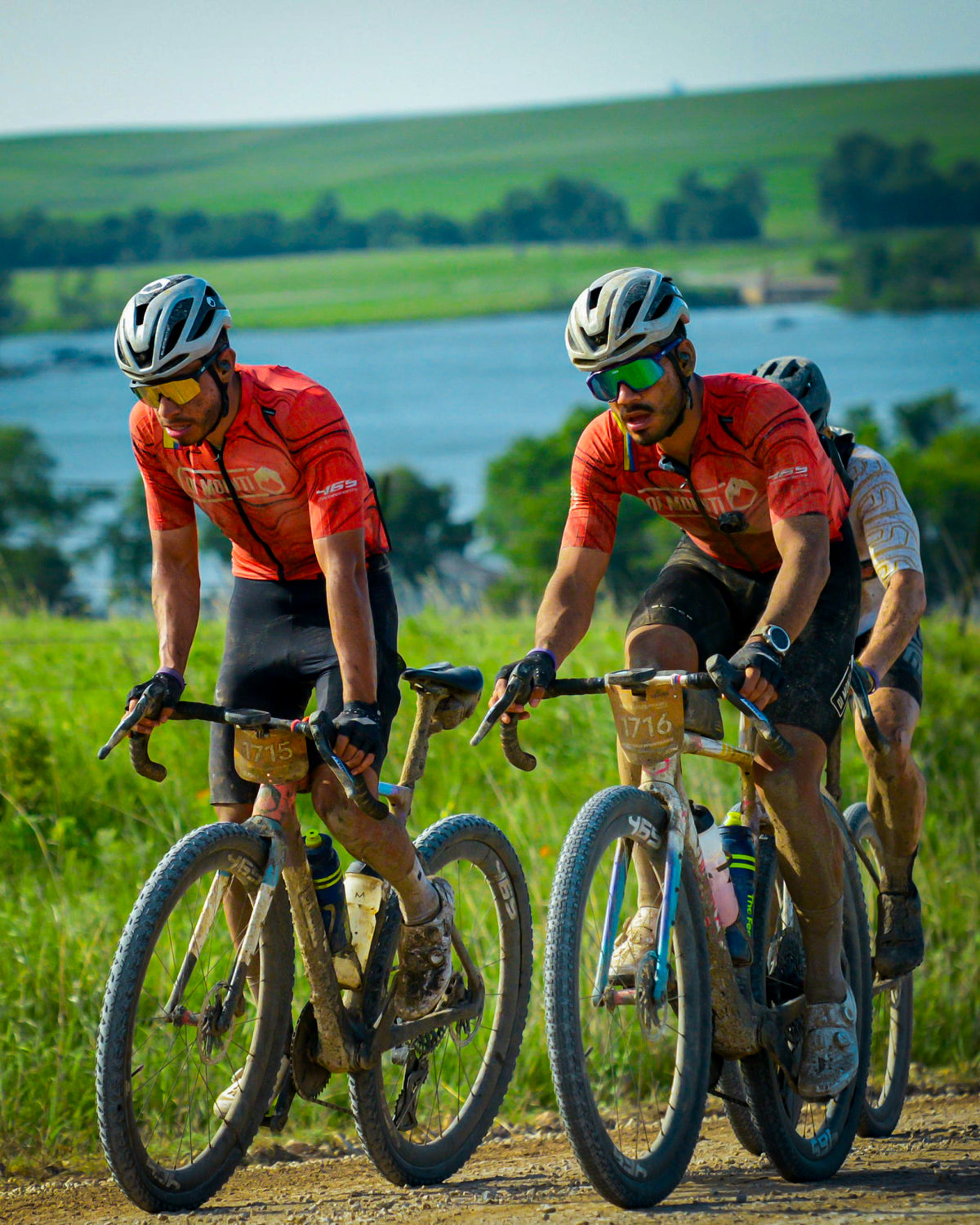 Ciclistas de Di Monti en carrera junto a un lago en Kansas, Unbound Gravel 2026