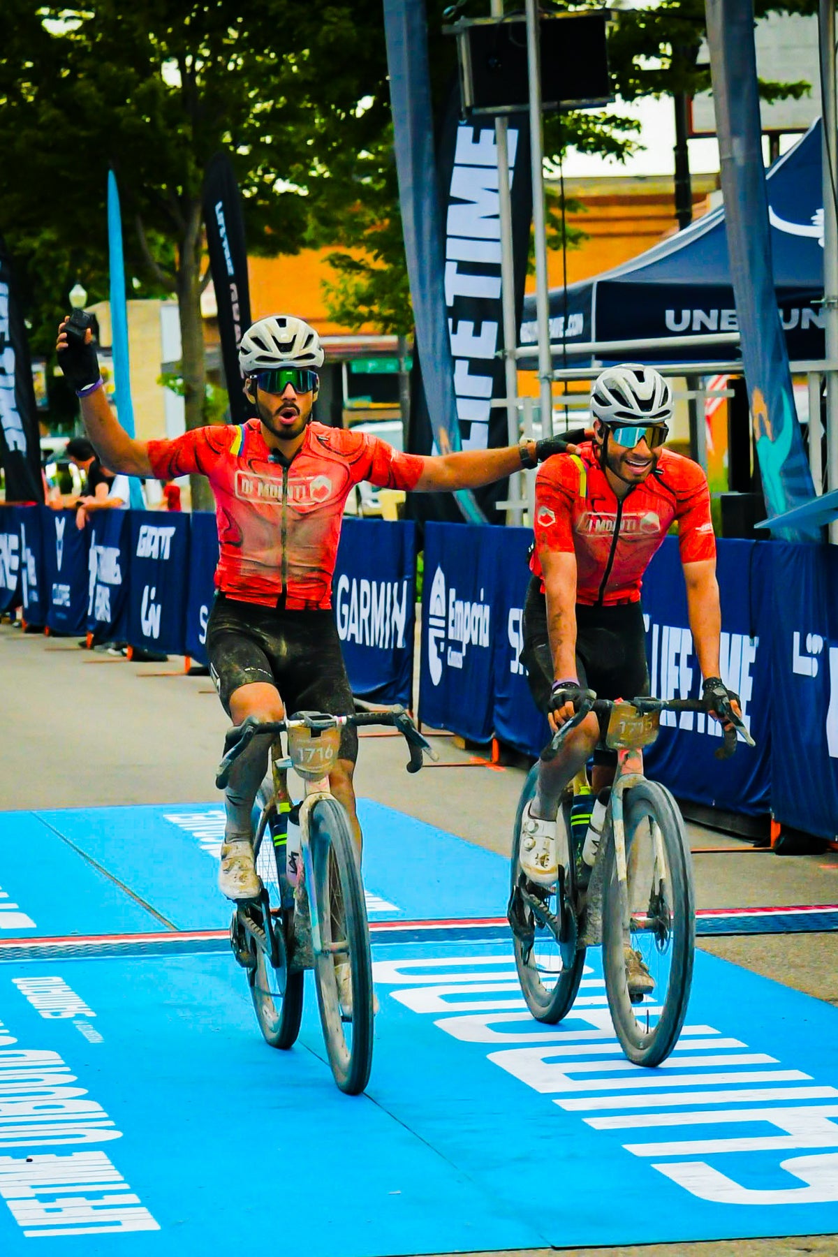 Ciclistas del equipo Di Monti cruzando la meta de Unbound Gravel 200 en Emporia