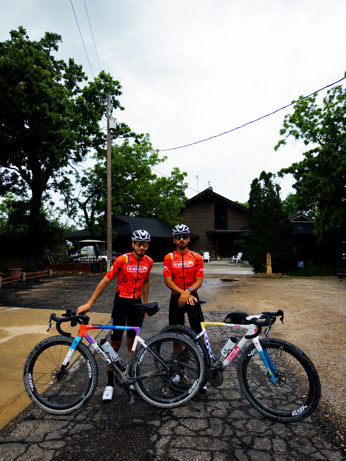 Dos ciclistas del equipo Di Monti con sus bicicletas Roca RS en Emporia