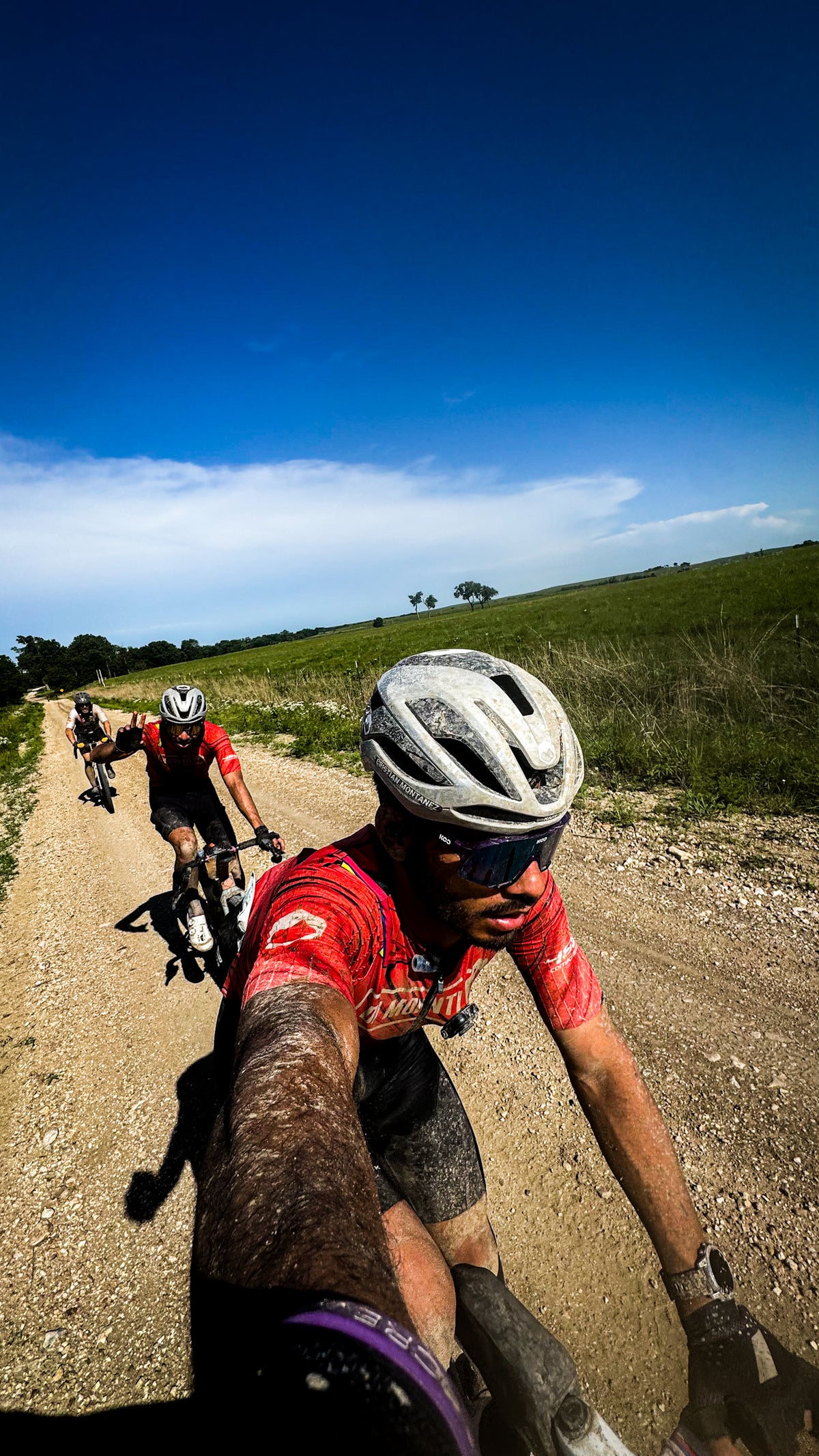 Selfie de un ciclista de Di Monti en un camino de gravel de Kansas durante Unbound 2026