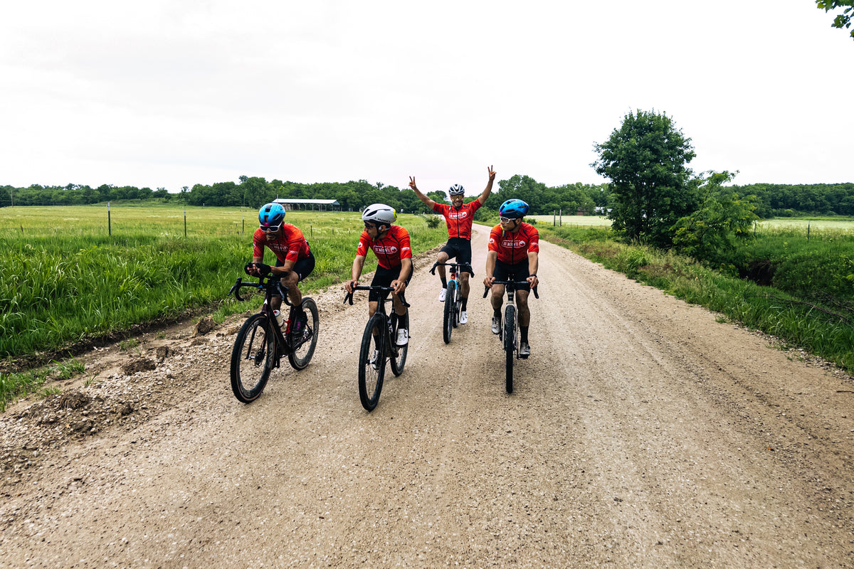 Equipo Di Monti celebrando en una carretera de gravel en Kansas antes de Unbound 2026