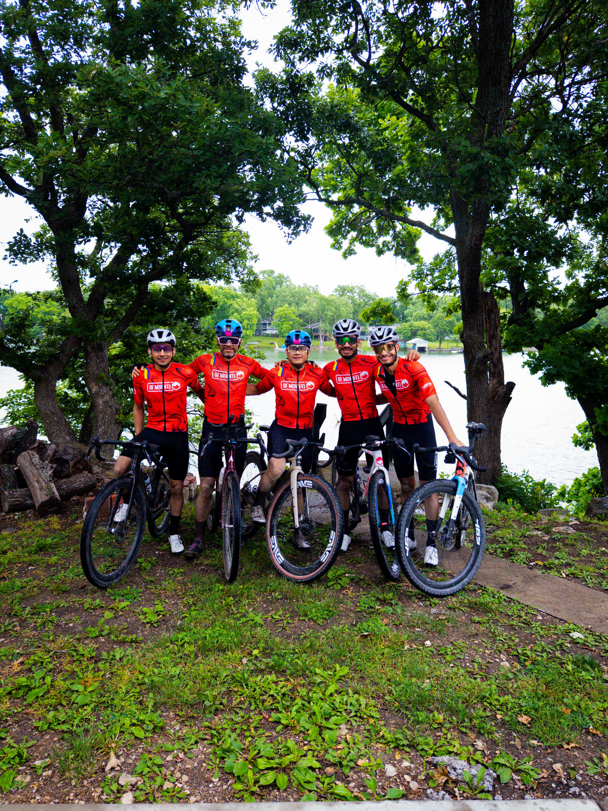 Equipo Di Monti de Colombia junto a un lago en Kansas antes de Unbound Gravel 2026