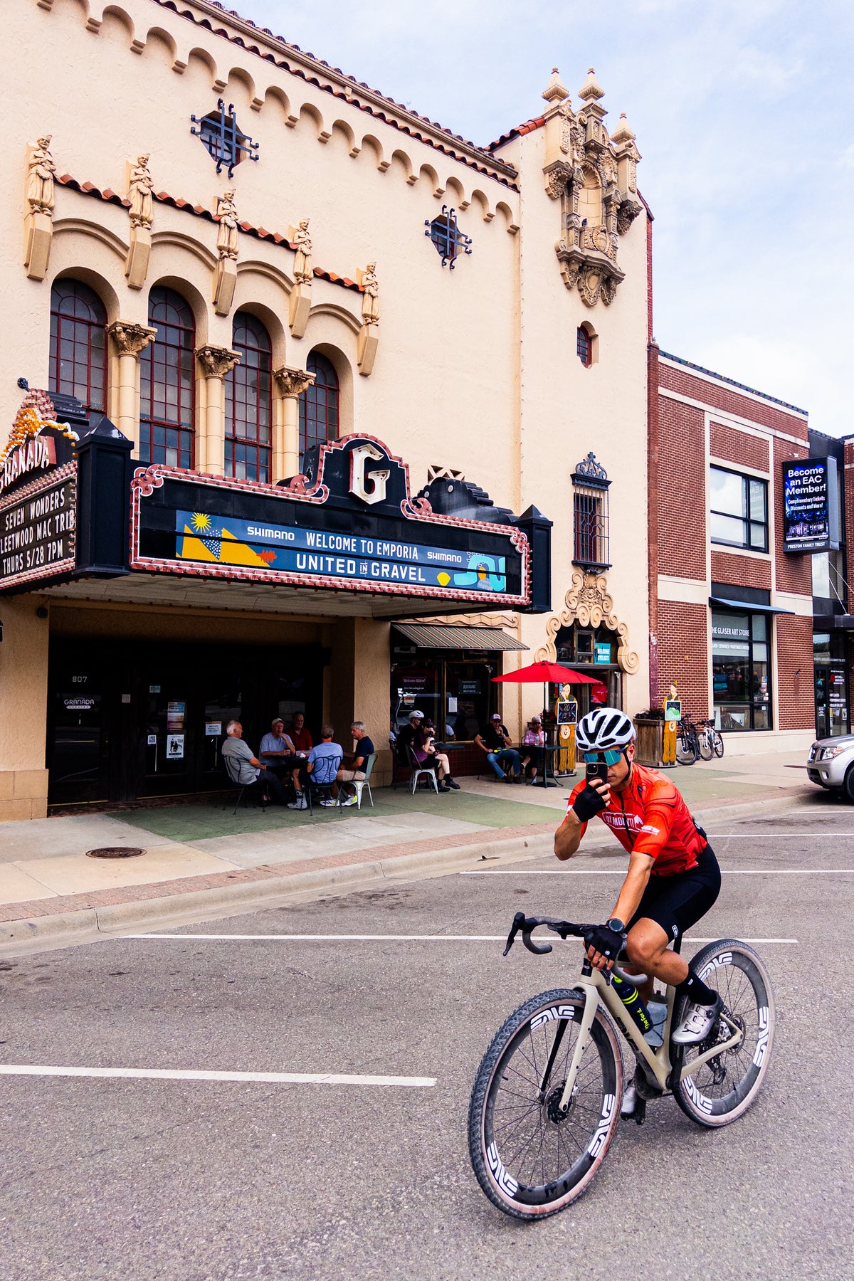 Ciclista frente al Granada Theater de Emporia con el cartel Welcome to Emporia de Unbound Gravel