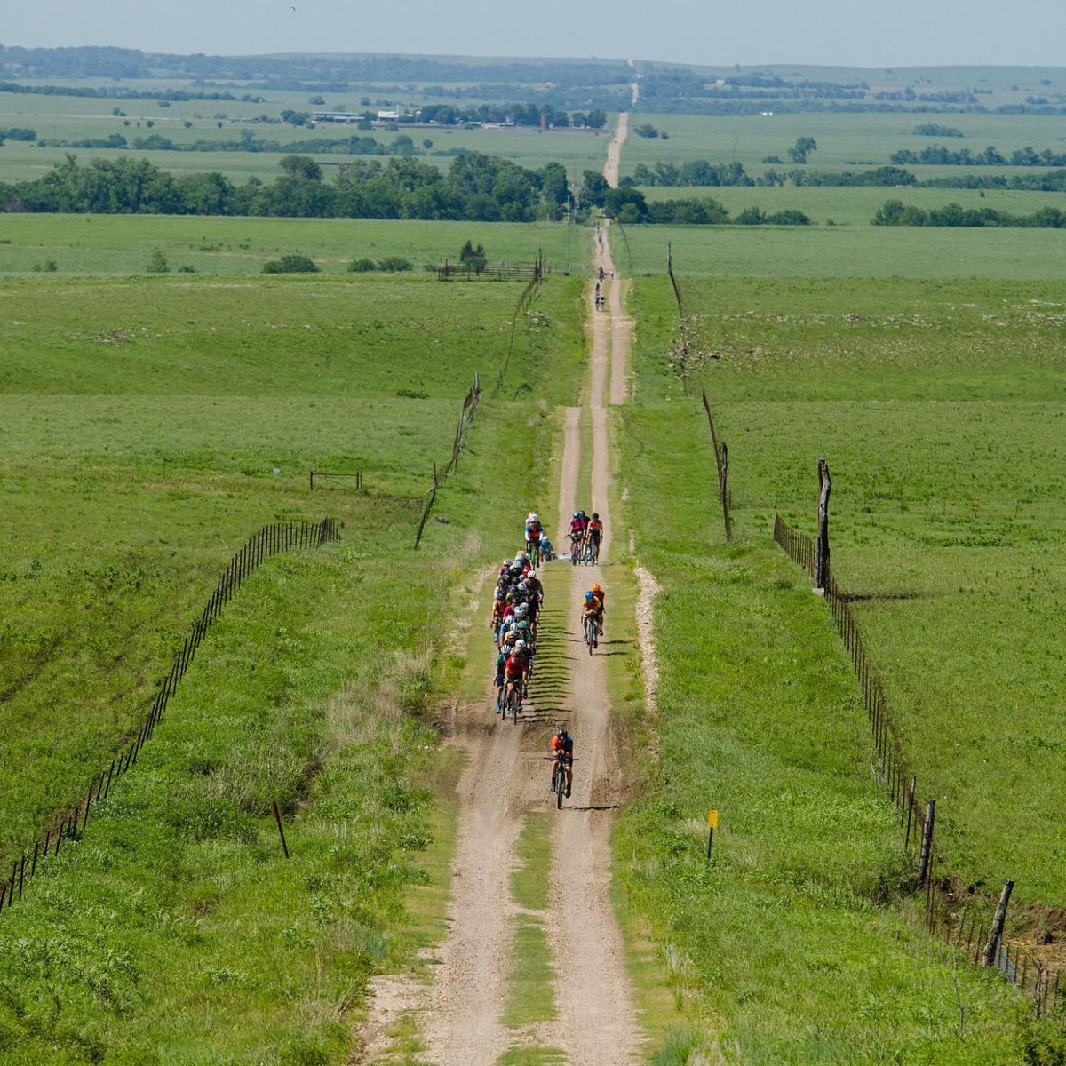 Vista aérea de un grupo de ciclistas en un camino de gravel de las Flint Hills