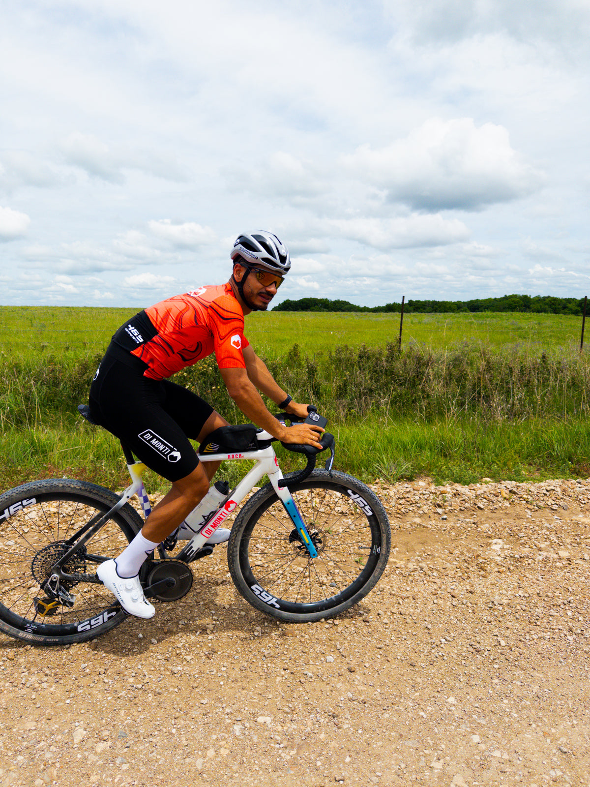 Ciclista en una Di Monti Roca RS rodando por las Flint Hills de Kansas