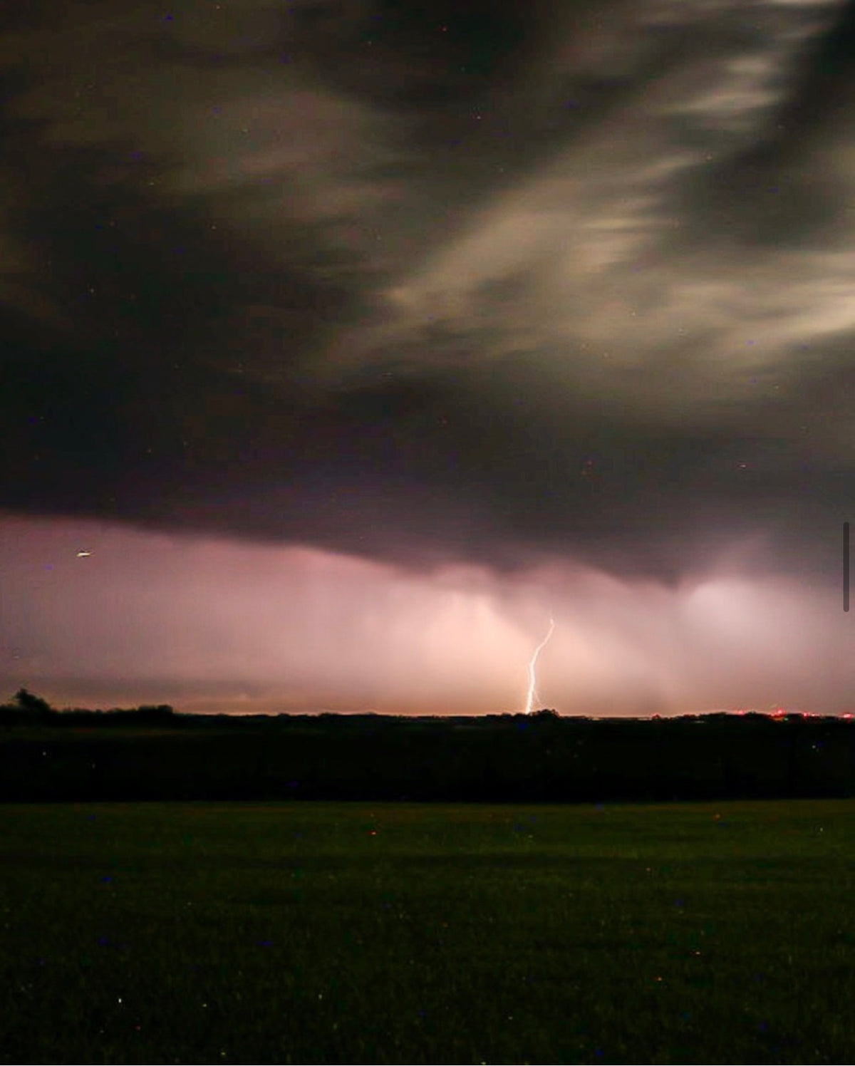 Tormenta eléctrica nocturna sobre las praderas de Kansas