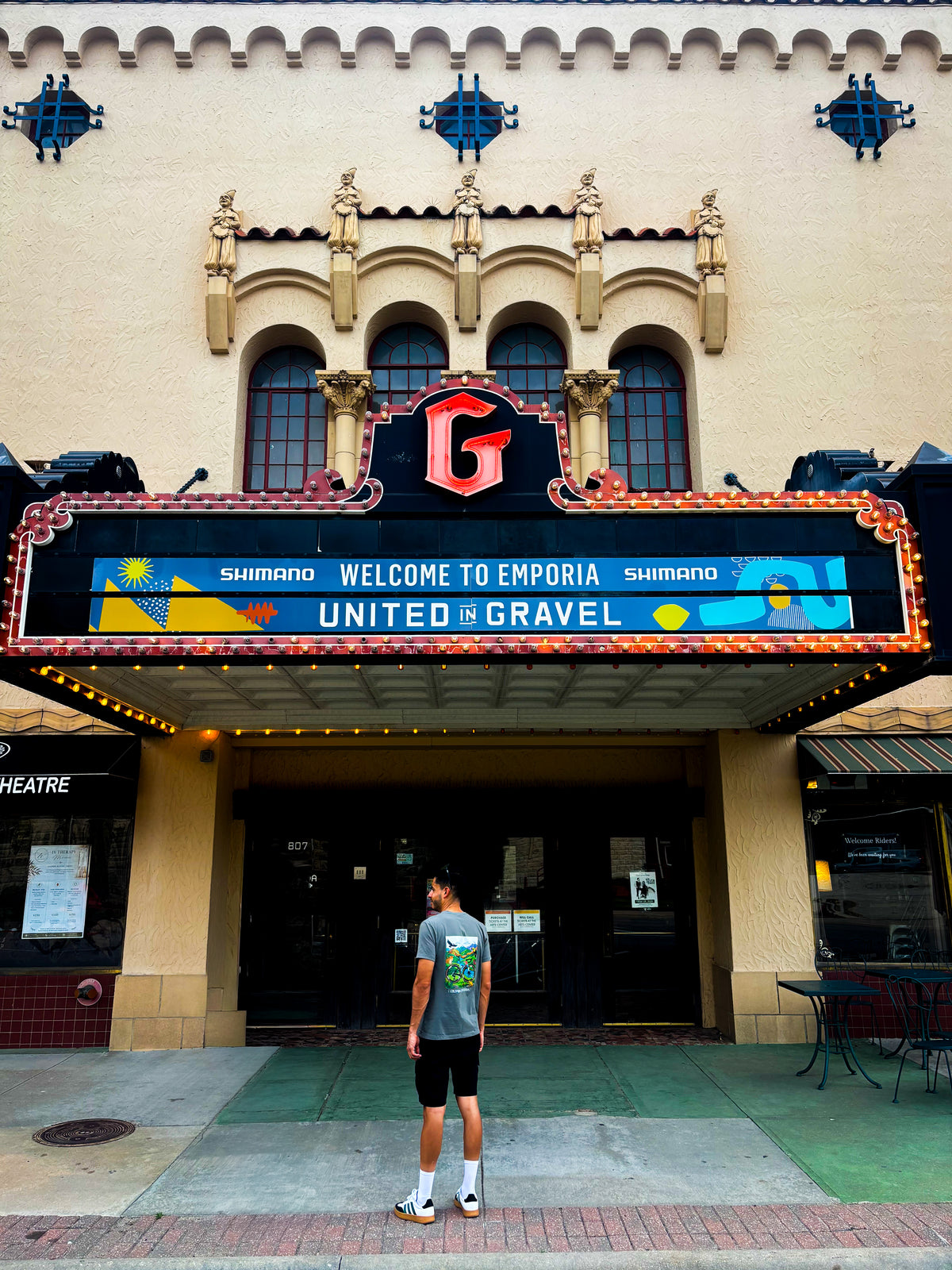 Granada Theater de Emporia con el cartel Welcome to Emporia, United in Gravel